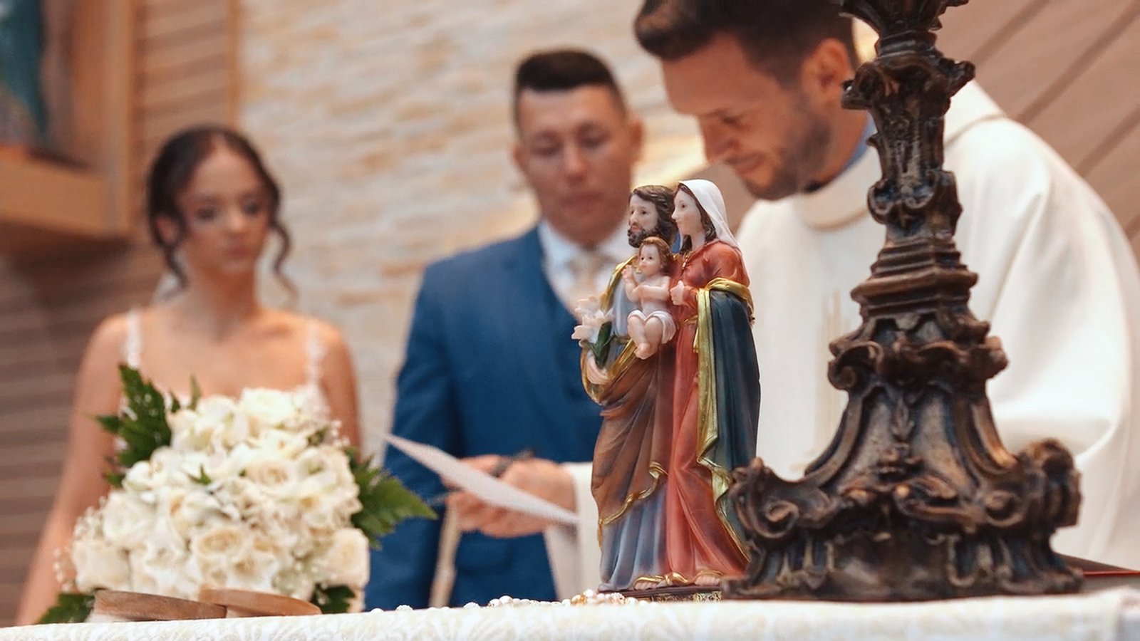 Frame de cerimônia de casamento na igreja
